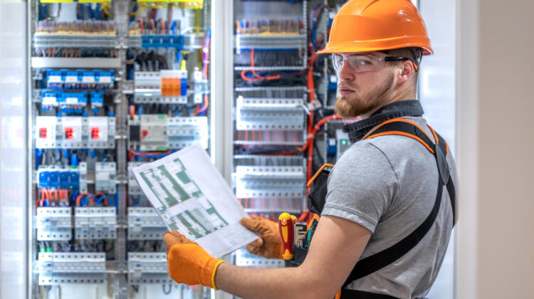 Tipos de Painéis Elétricos e Suas Aplicações - Volts