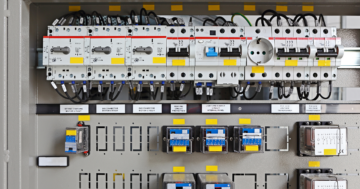 Como Identificar Falhas Elétricas em Painéis Industriais